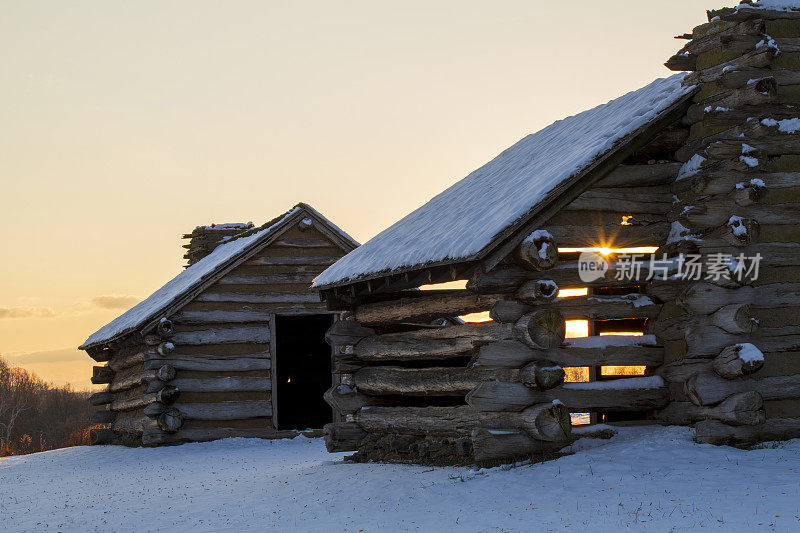 冬天的弗吉谷国家历史公园的小木屋