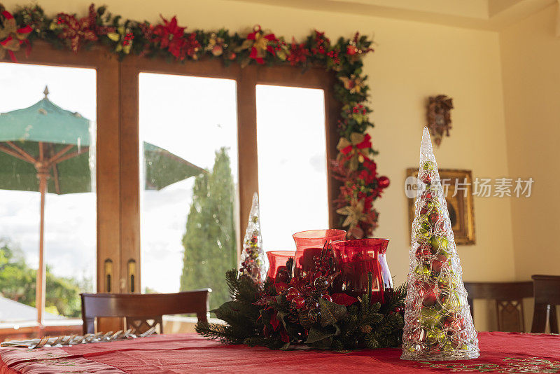 圣诞节装饰的一个房子的客厅