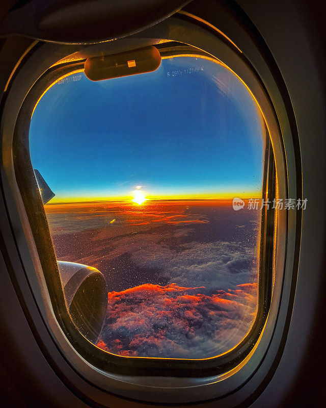 从飞机窗口看日出或日落