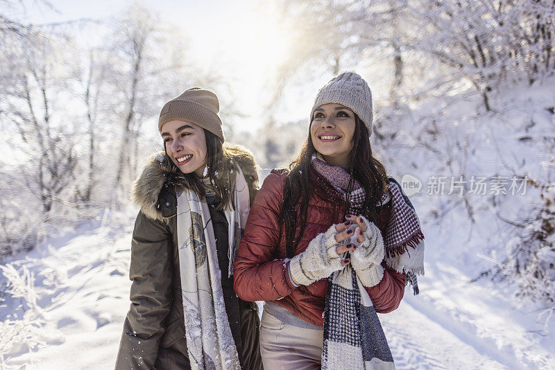 女性朋友在雪天享受