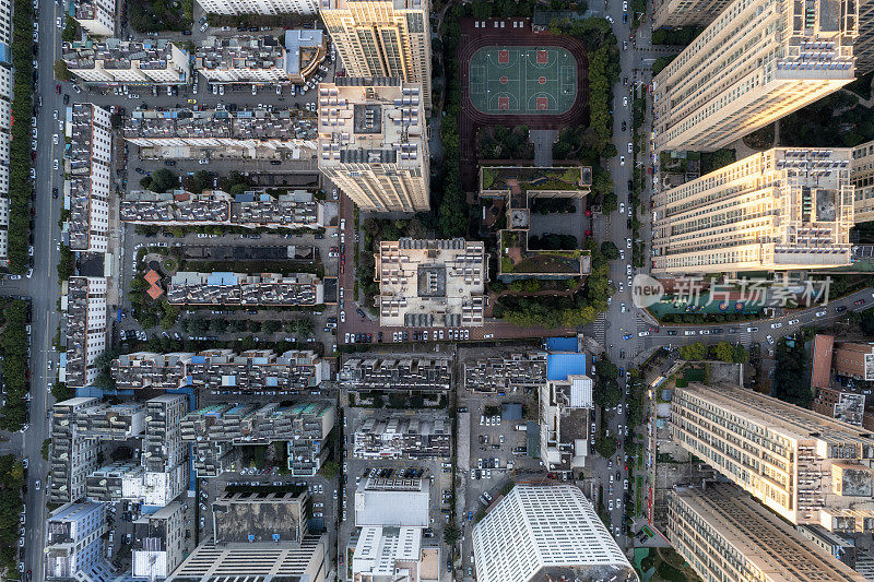 中国云南省昆明市的一条繁忙的高层街道