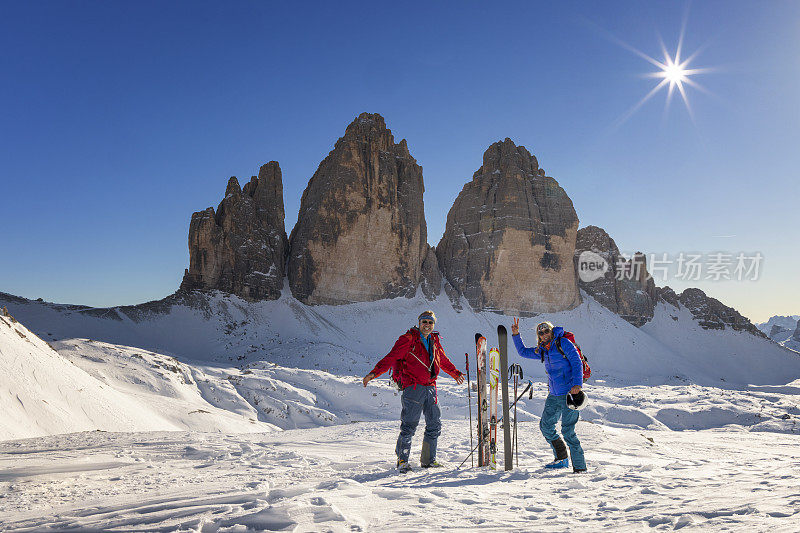 快乐的夫妇在后方的乡村滑雪旅游周围的眺望特列西姆在完美的冬天的一天