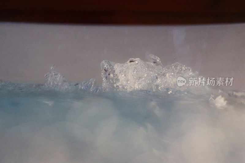 特写俯视图泡沫在热水浴缸