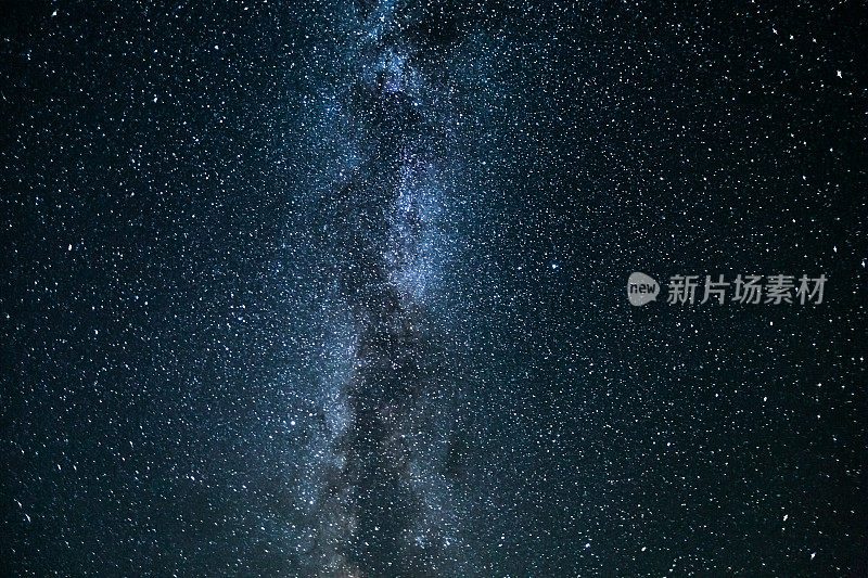 夏天的星空。天上的星星。美丽的夜晚景观。长时间的曝光。银河系。抽象的背景。深空