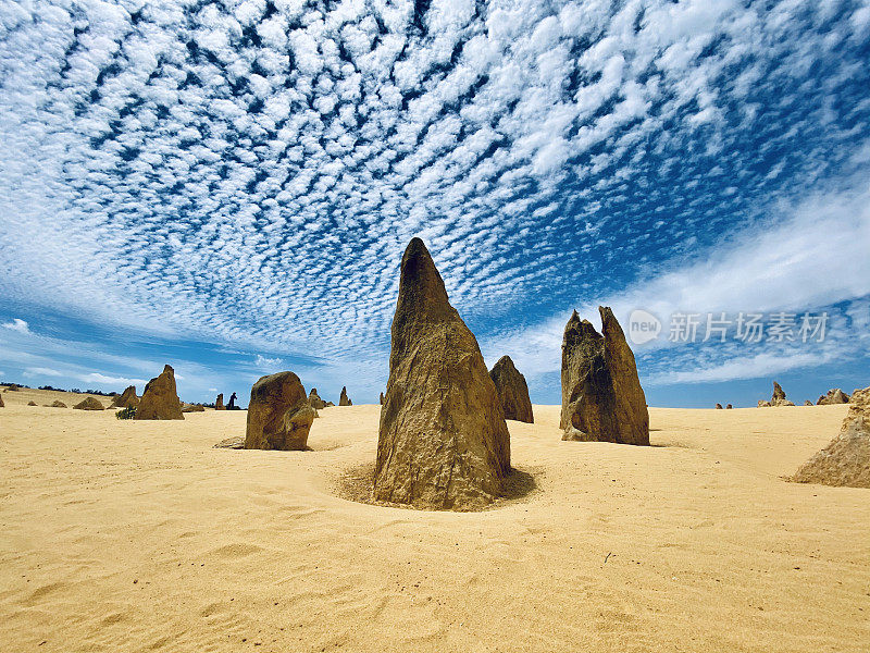 澳大利亚的尖峰石阵，天空下矛状的岩石