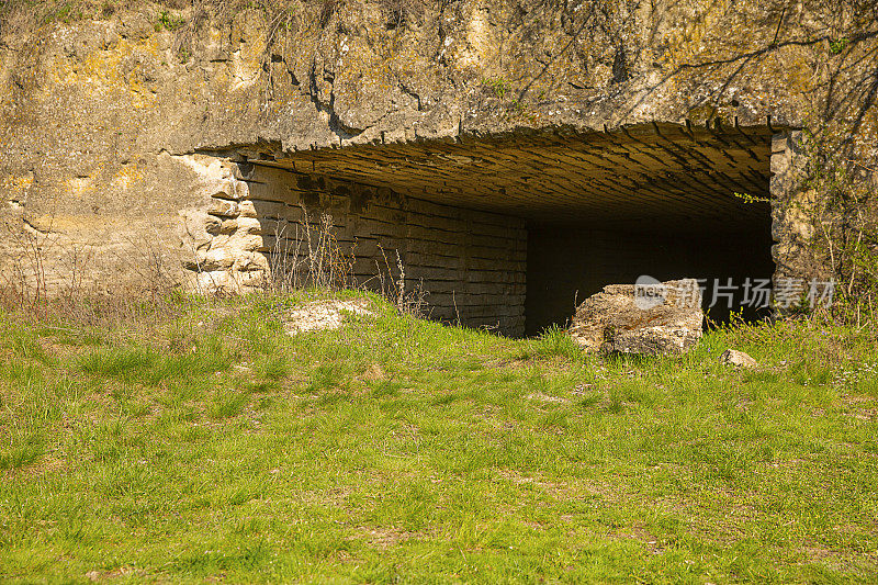 某石矿入口的长方形旧隧道