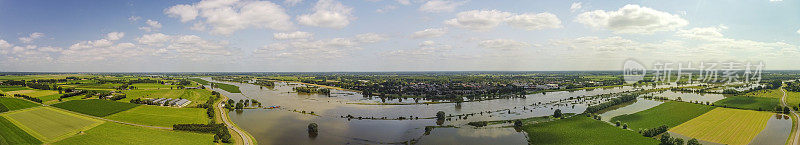 大雨过后，伊塞尔河泛滥的平原