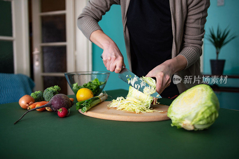 一位面目全非的年轻女子正在准备健康餐