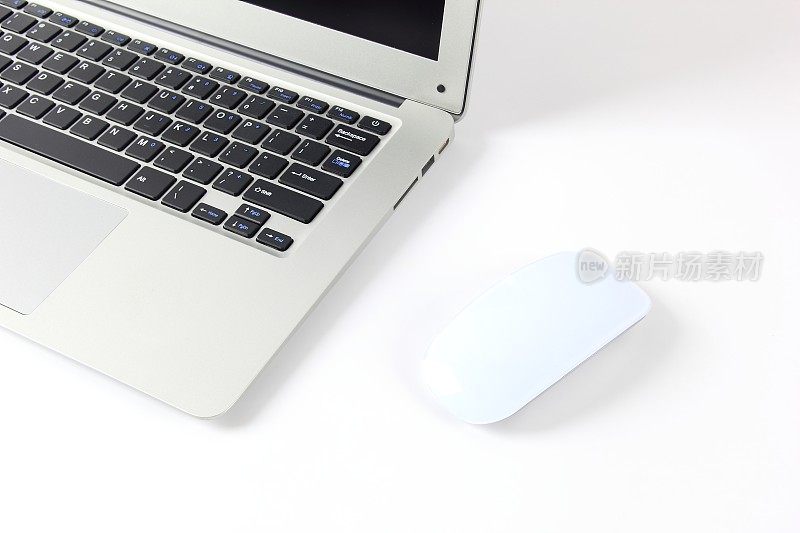 白色背景的笔记本电脑和电脑鼠标
