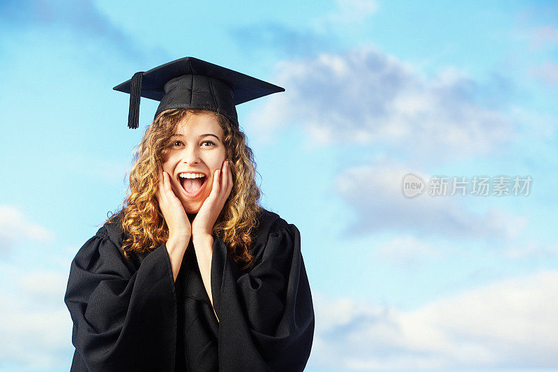 快乐的年轻女子从大学毕业，戴着学士帽和学士服