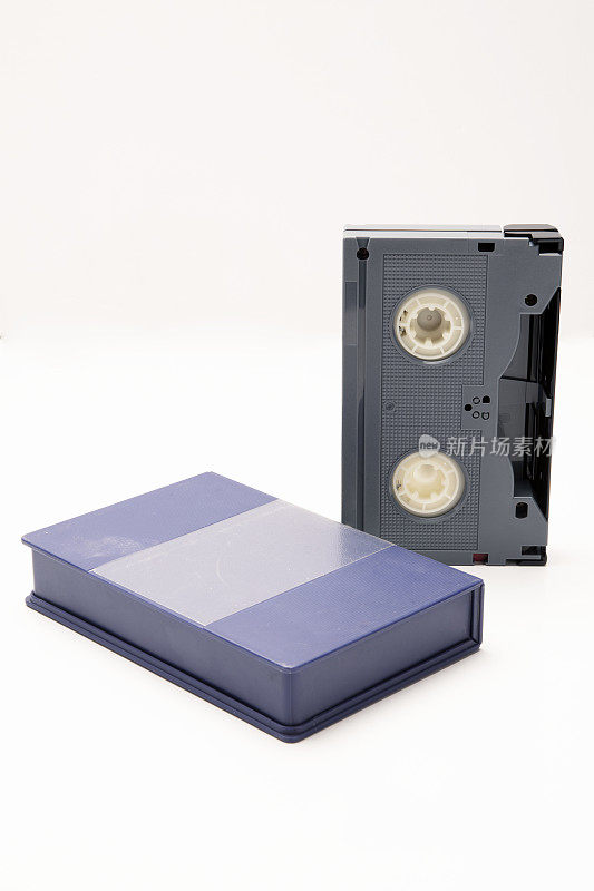 白色背景的旧盒式录像带