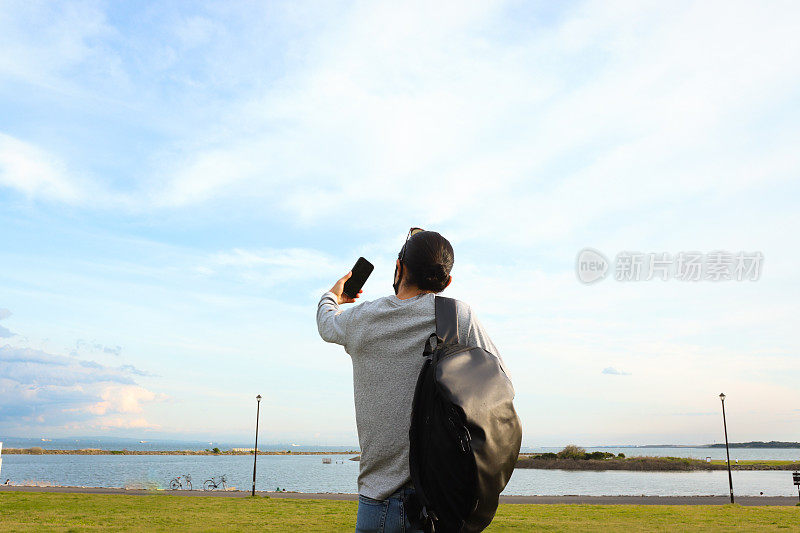 年轻人喜欢在旅行时自拍