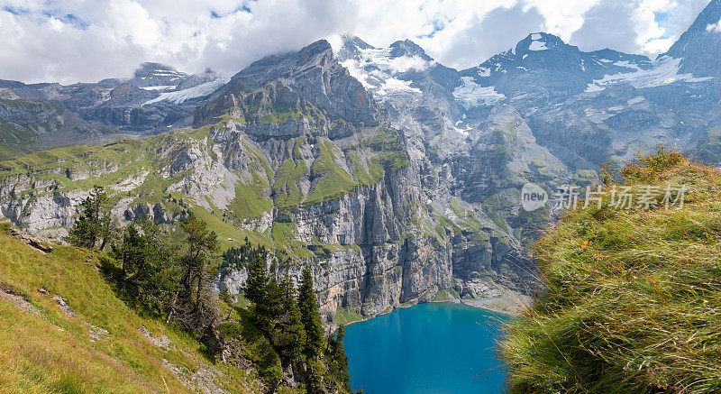 瑞士阿尔卑斯山的厄斯钦纳湖全景