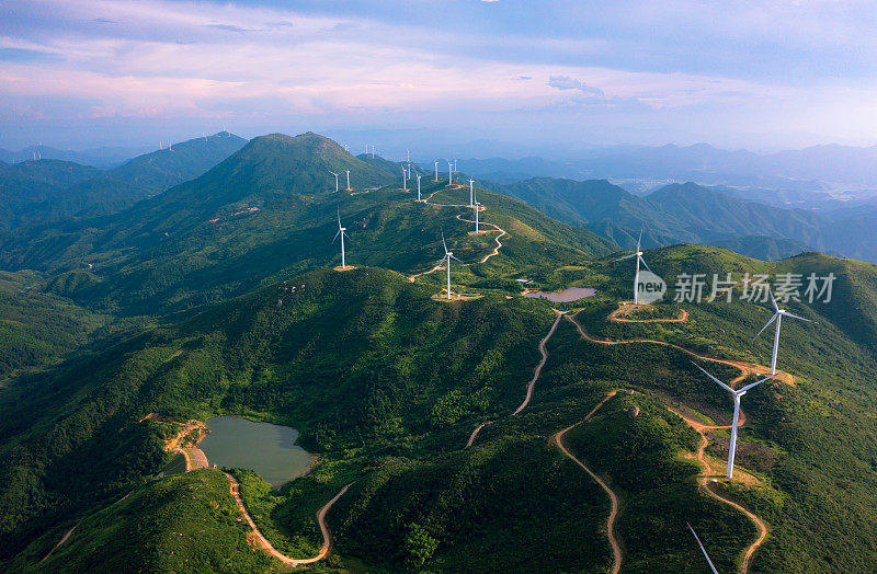 山上的风力发电场景