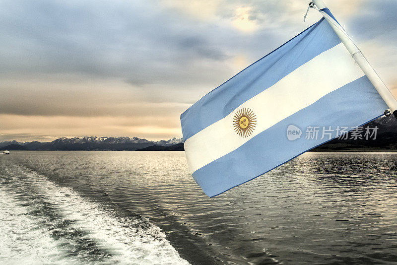 在比格尔海峡航行，背景是乌斯怀亚，被称为世界上最南端的城市。阿根廷巴塔哥尼亚火地岛。