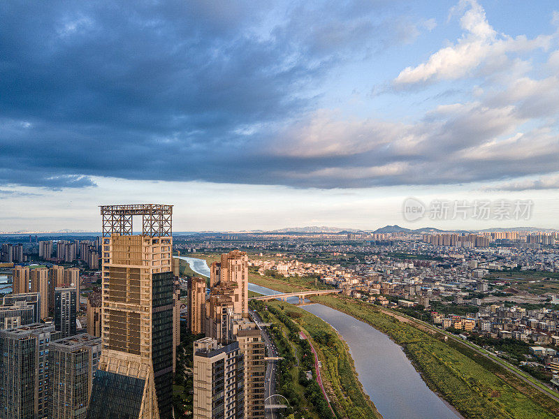 宜居的沿江城市和在建的摩天大楼