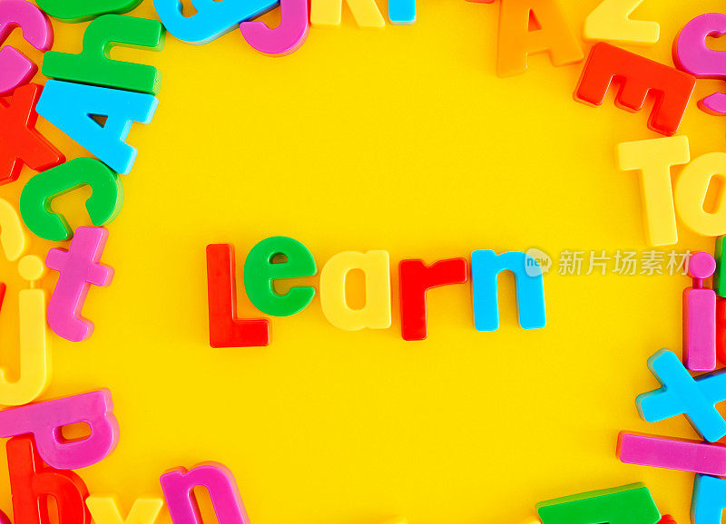 字母背景与单词LEARN在明亮的黄色背景