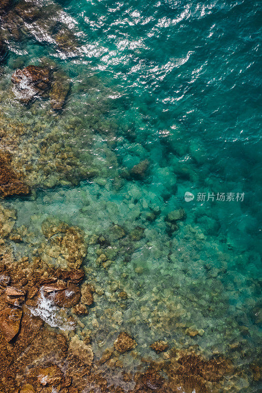 鸟瞰爱琴海的岩石海岸线