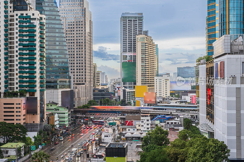 曼谷城市天际线的阿索克路口，阿索克蒙特里路，素坤逸商业区的城市景观在白天，高角度观看BTS空中列车城市交通，泰国