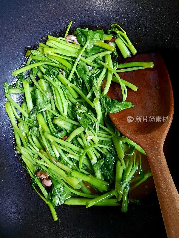炒牵牛花蔬菜的制作。