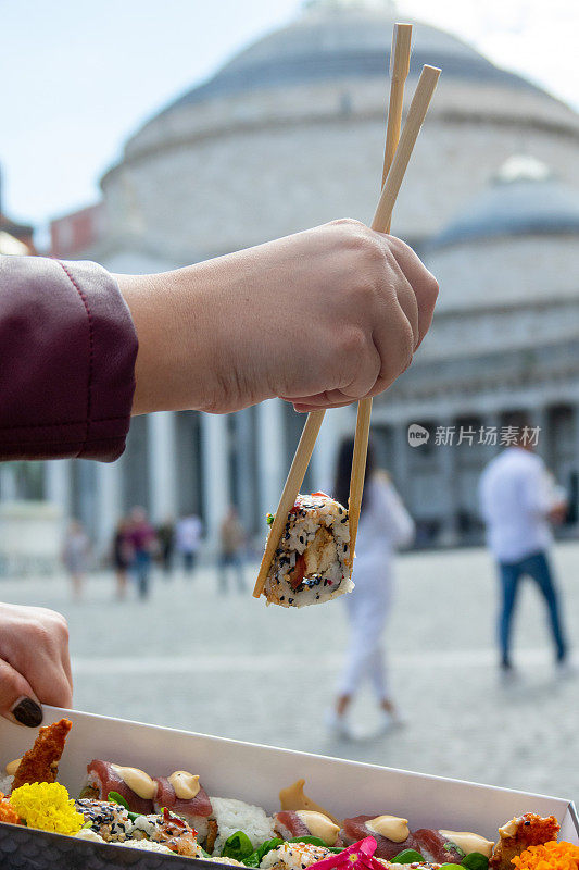 在那不勒斯的街头吃寿司