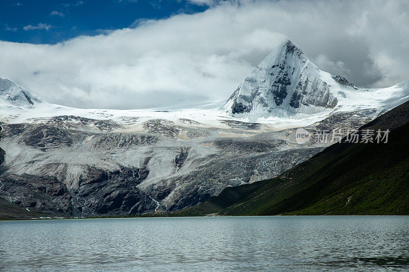 西藏自治区那曲地区的萨普雪山和冰川
