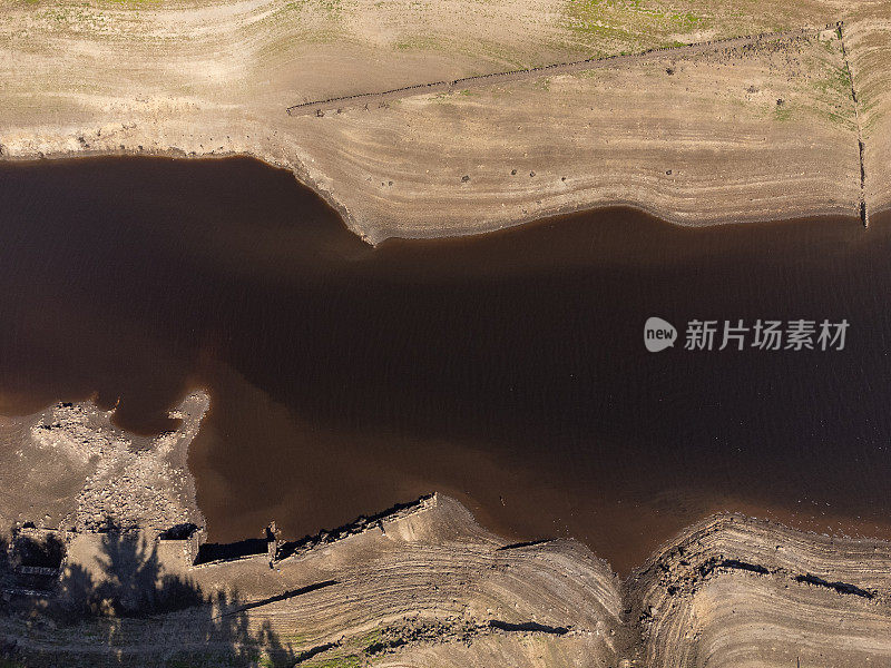 2022年夏季英国干旱，英国英格兰约克郡开阔乡村的地表淡水水库水位极低