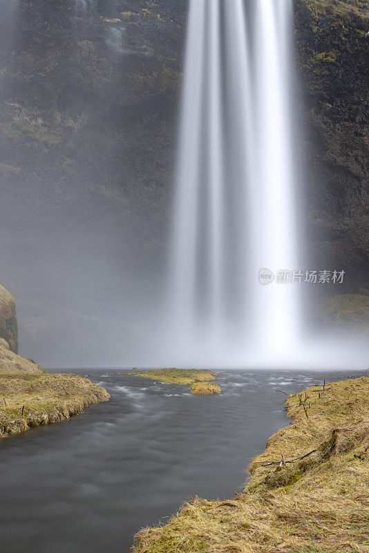 位于冰岛南部海岸的Seljalandsfoss瀑布是冰岛最受欢迎的瀑布之一