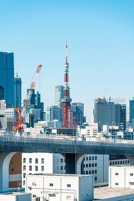 东京湾的城市天际线，东京塔在台场，日本