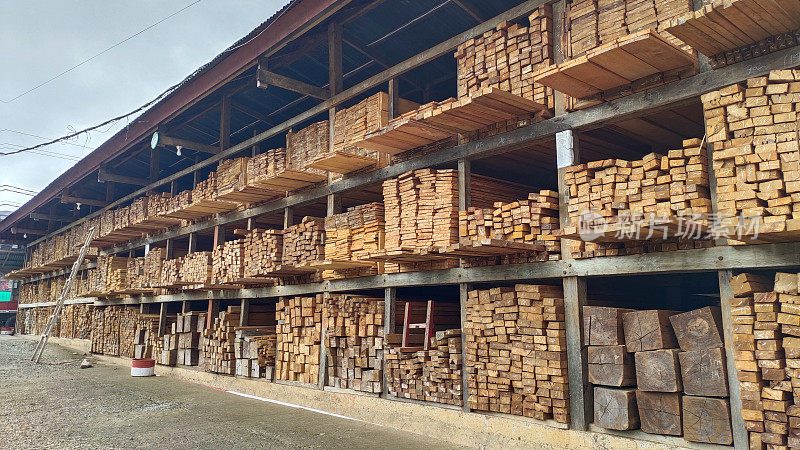 木梁:木材店里摆放的木梁和木板