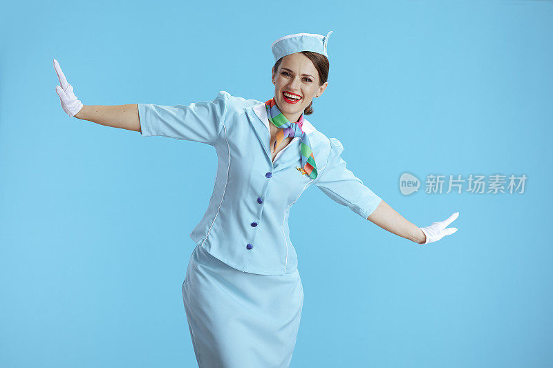 快乐的时尚空姐穿蓝色