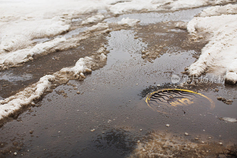 水坑。湿雪