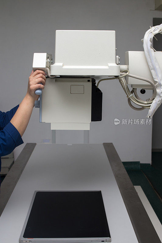 放射科医生为工作准备x光机。
