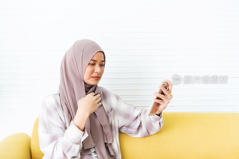 穆斯林少女和医生视频通话