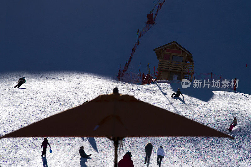 到达滑雪坡和阳伞