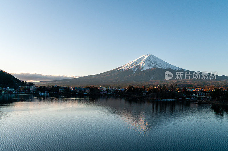 日出的富士山