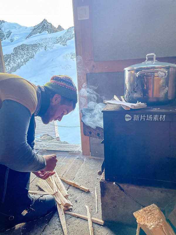 登山运动员在山间小屋做饭