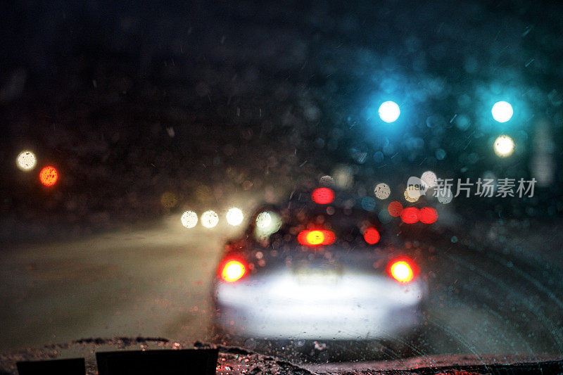 模糊的冬季暴风雪停止了交通信号灯