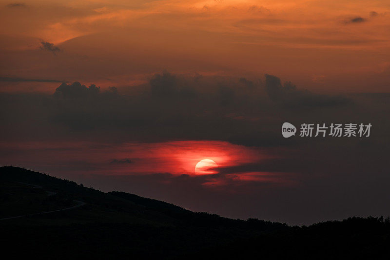 美丽的红色晚霞在山上的景观