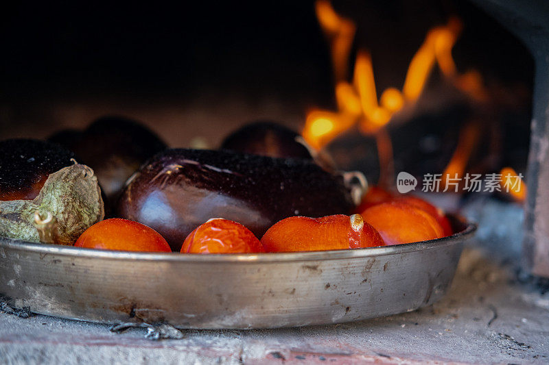 用传统石炉煮茄子和西红柿