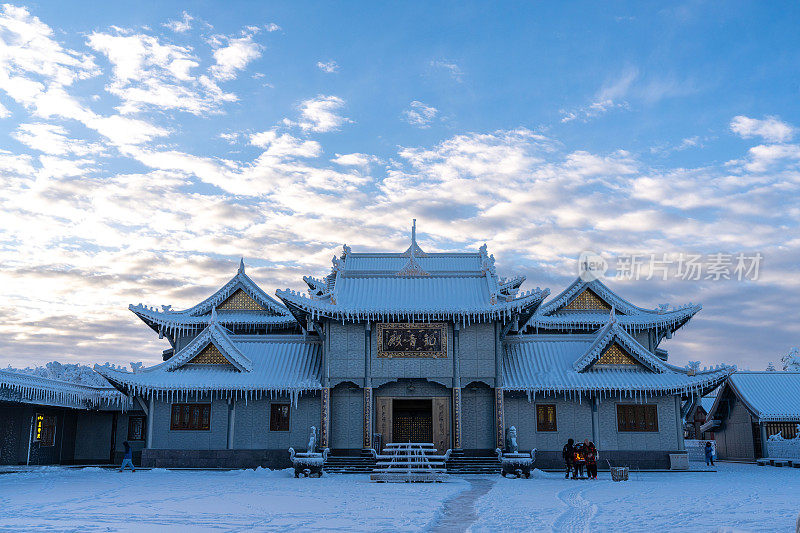 峨眉山上的寺庙和雕像，雪天的冬天，四川，中国(翻译:观音寺)