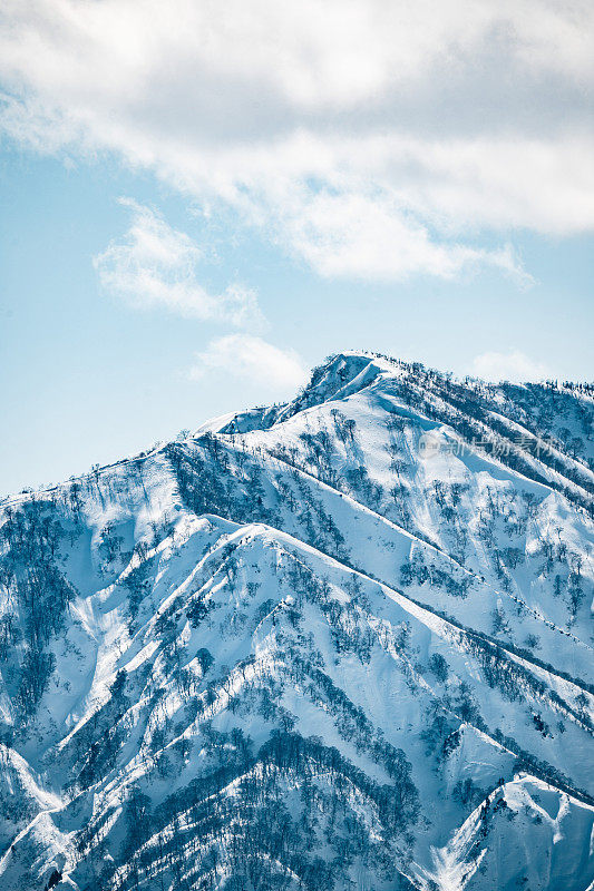 日本白波，白雪皑皑的日本山