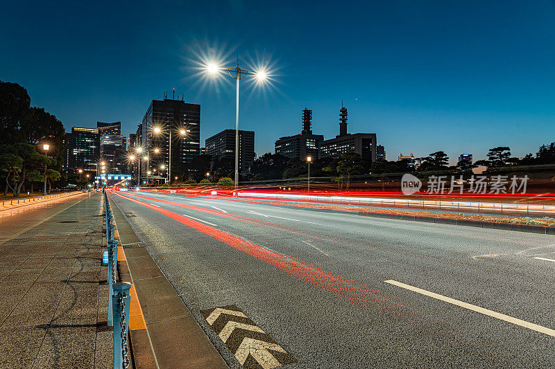 东京夜间的交通状况