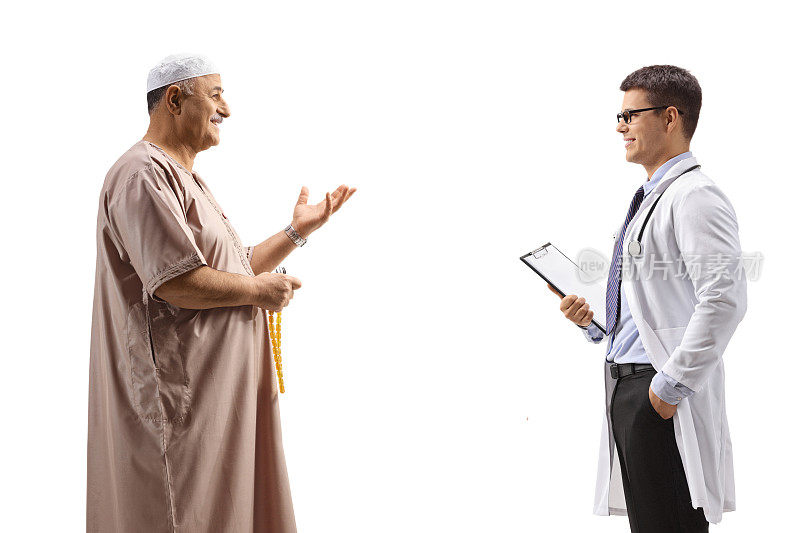 一个成熟的穆斯林男子在和医生谈话