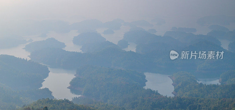 清晨，越南中部高原的塔勇湖隐藏在云层中