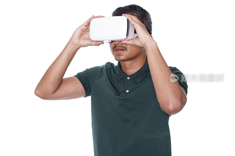 戴着虚拟现实眼镜的男子被隔离在白色背景上