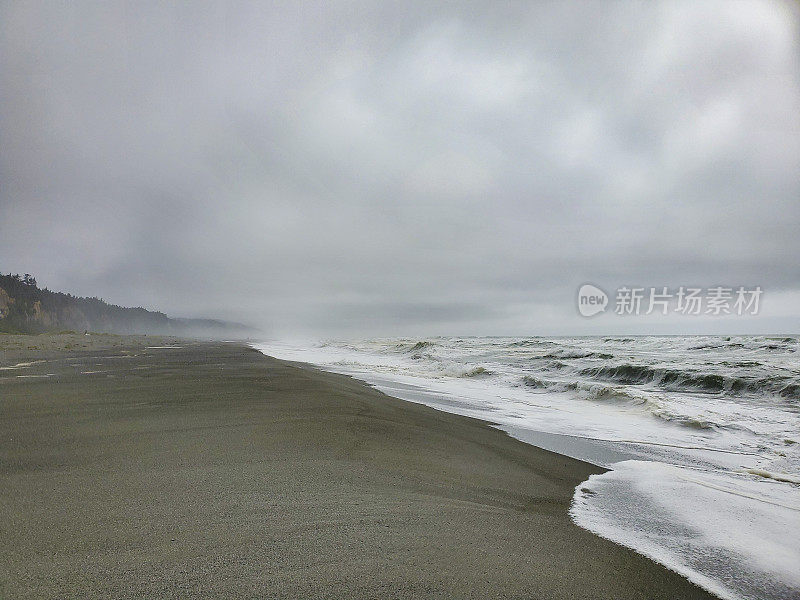 阴暗的海滩景观在新月城加利福尼亚海岸