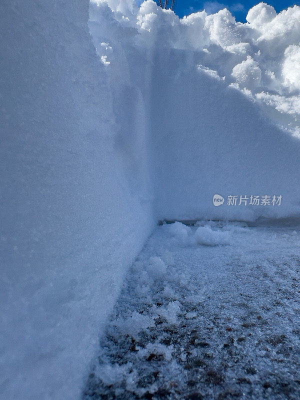 住宅小区的冬季视图和清除车道上的积雪，伍德布里奇，加拿大