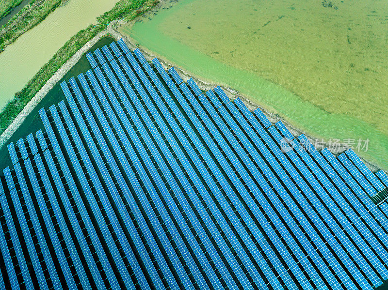 海岸浅滩上的太阳能农场