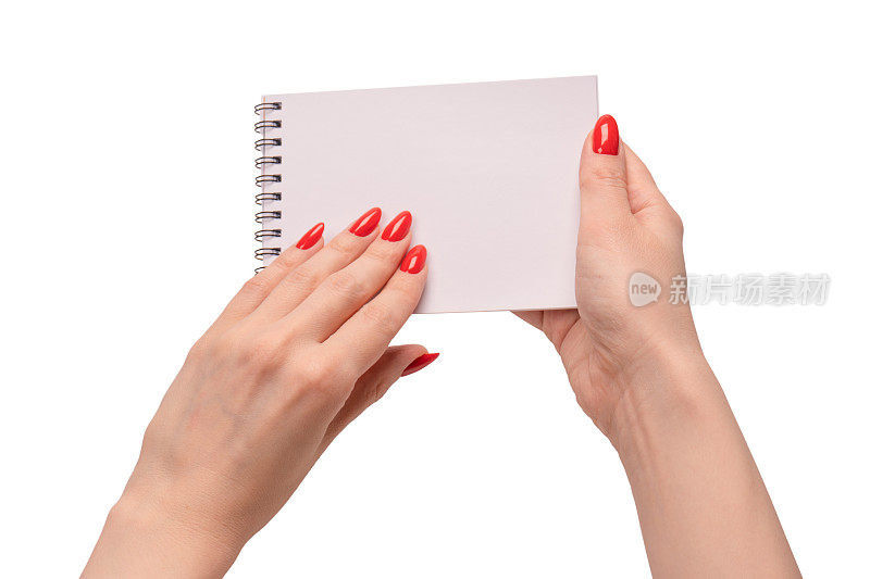 一个涂着红指甲的女人手里拿着一个空白的白纸笔记本。